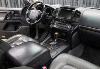 Подержанный автомобиль Toyota Land Cruiser Suv 2009 года (11 фото)