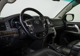 Подержанный автомобиль Toyota Land Cruiser Suv 2010 года (9 фото)