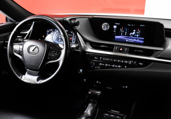Подержанный автомобиль Lexus ES 2018 года (9 фото)