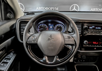 Подержанный автомобиль Mitsubishi Outlander 2022 года (22 фото)
