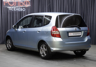 Подержанный автомобиль Honda Jazz 2008 года (7 фото)