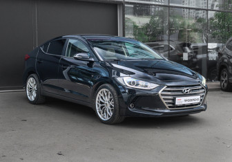 Подержанный автомобиль Hyundai Elantra Sedan 2018 года (3 фото)