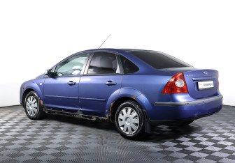 Подержанный автомобиль Ford Focus Sedan 2006 года (7 фото)