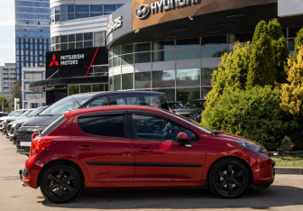 Подержанный автомобиль Peugeot 207 Hatchback 2008 года (3 фото)