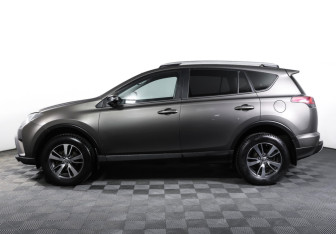 Подержанный автомобиль Toyota RAV4 2017 года (8 фото)