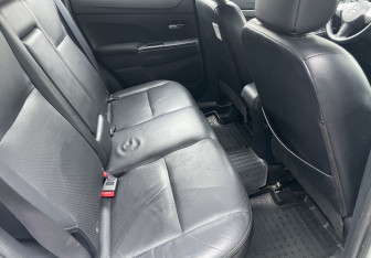 Подержанный автомобиль Mitsubishi ASX 2011 года (11 фото)