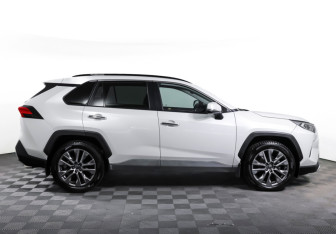 Подержанный автомобиль Toyota RAV4 2022 года (4 фото)