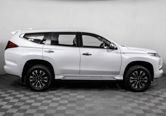 Подержанный автомобиль Mitsubishi Montero Sport 2021 года (4 фото)