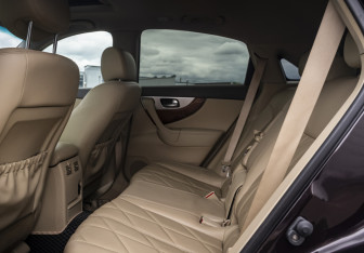 Подержанный автомобиль Infiniti QX70 2014 года (16 фото)