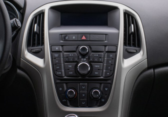 Подержанный автомобиль Opel Astra Hatchback 2011 года (14 фото)