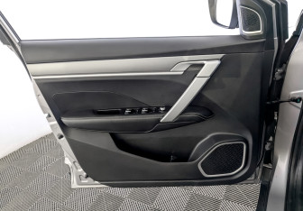 Подержанный автомобиль Geely Coolray 2023 года (19 фото)