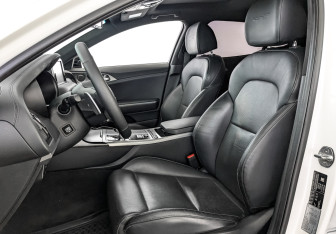 Подержанный автомобиль Kia Stinger 2018 года (24 фото)