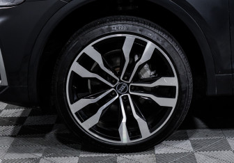 Подержанный автомобиль Audi Q5 2021 года (15 фото)