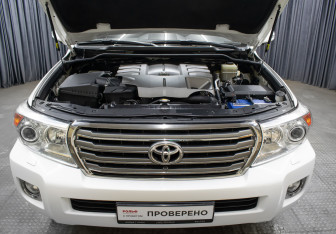 Подержанный автомобиль Toyota Land Cruiser Suv 2014 года (9 фото)