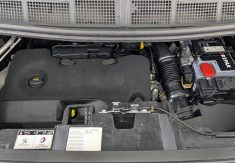 Подержанный автомобиль Peugeot Traveller 2021 года (9 фото)