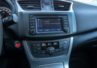Подержанный автомобиль Nissan Tiida Hatchback 2015 года (18 фото)