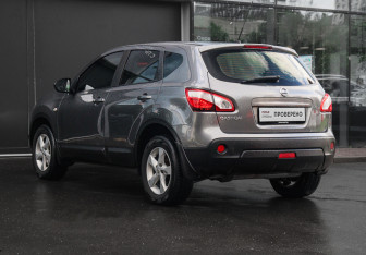 Подержанный автомобиль Nissan Qashqai 2013 года (6 фото)