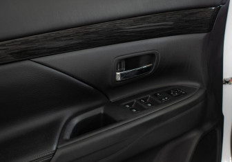 Подержанный автомобиль Mitsubishi Outlander 2015 года (13 фото)