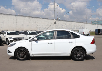 Подержанный автомобиль Ford Focus Sedan 2008 года (8 фото)