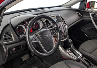 Подержанный автомобиль Opel Astra Hatchback 2012 года (15 фото)