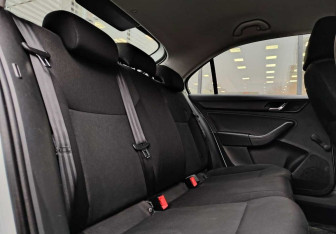 Подержанный автомобиль Skoda Rapid Liftback 2016 года (11 фото)