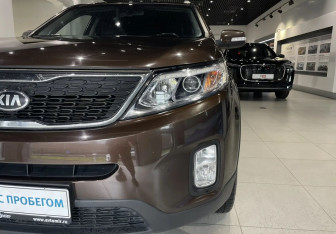 Подержанный автомобиль Kia Sorento 2015 года (9 фото)