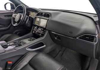 Подержанный автомобиль Jaguar F-Pace 2017 года (13 фото)