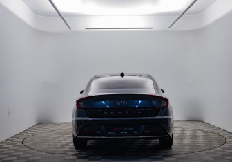 Подержанный автомобиль Hyundai Sonata 2022 года (6 фото)