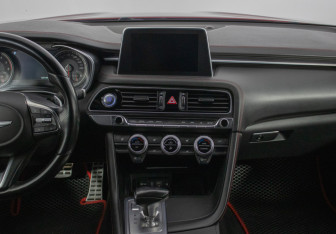 Подержанный автомобиль Genesis G70 2018 года (14 фото)