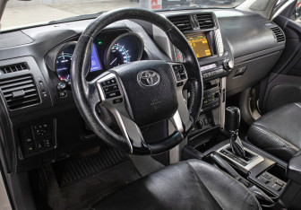 Подержанный автомобиль Toyota Land Cruiser Prado 2010 года (16 фото)
