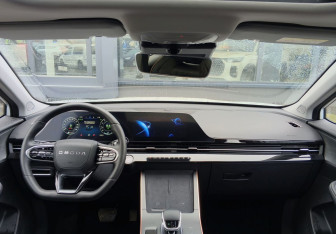 Подержанный автомобиль Omoda C5 2024 года (12 фото)