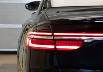 Подержанный автомобиль Audi A8 2018 года (39 фото)