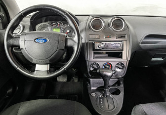 Подержанный автомобиль Ford Fiesta Hatchback 2007 года (12 фото)
