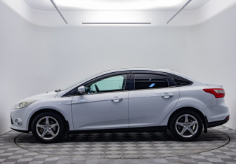 Подержанный автомобиль Ford Focus Sedan 2011 года (8 фото)
