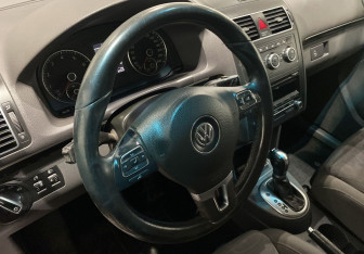 Подержанный автомобиль Volkswagen Touran 2013 года (14 фото)
