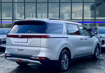 Подержанный автомобиль Kia Carnival 2021 года (5 фото)