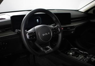 Подержанный автомобиль Kia K5 2025 года (9 фото)