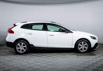 Подержанный автомобиль Volvo V40 Cross Country 2017 года (4 фото)