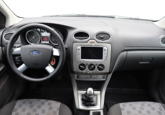 Подержанный автомобиль Ford Focus Hatchback 2009 года (13 фото)