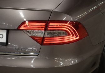 Подержанный автомобиль Skoda Superb Liftback 2014 года (25 фото)