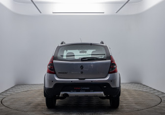 Подержанный автомобиль Renault Sandero 2014 года (6 фото)