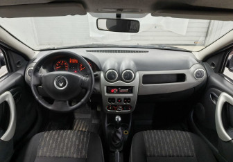 Подержанный автомобиль Renault Logan Sedan 2010 года (12 фото)