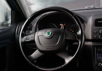 Подержанный автомобиль Skoda Fabia Hatchback 2011 года (13 фото)