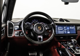 Подержанный автомобиль Porsche Cayenne 2018 года (22 фото)