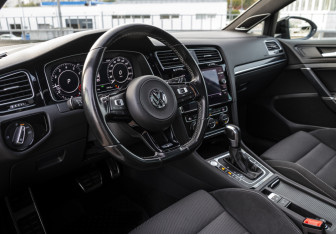 Подержанный автомобиль Volkswagen Golf R Wagon 2020 года (9 фото)