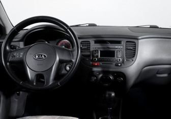Подержанный автомобиль Kia Rio Hatchback 2011 года (11 фото)