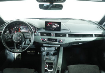 Подержанный автомобиль Audi A4 Sedan 2019 года (12 фото)