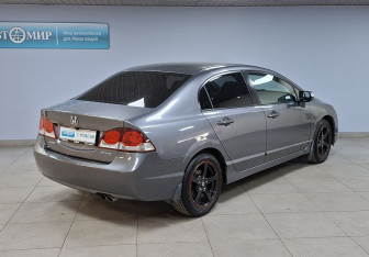 Подержанный автомобиль Honda Civic Sedan 2010 года (5 фото)