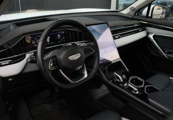 Подержанный автомобиль Geely Atlas 2024 года (12 фото)