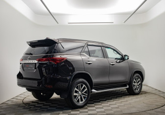 Подержанный автомобиль Toyota Fortuner 2018 года (5 фото)